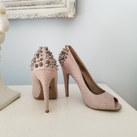 Vera Wang Shoes - 💥HP Vera Wang Studded Heels Nude & Silver Size 7